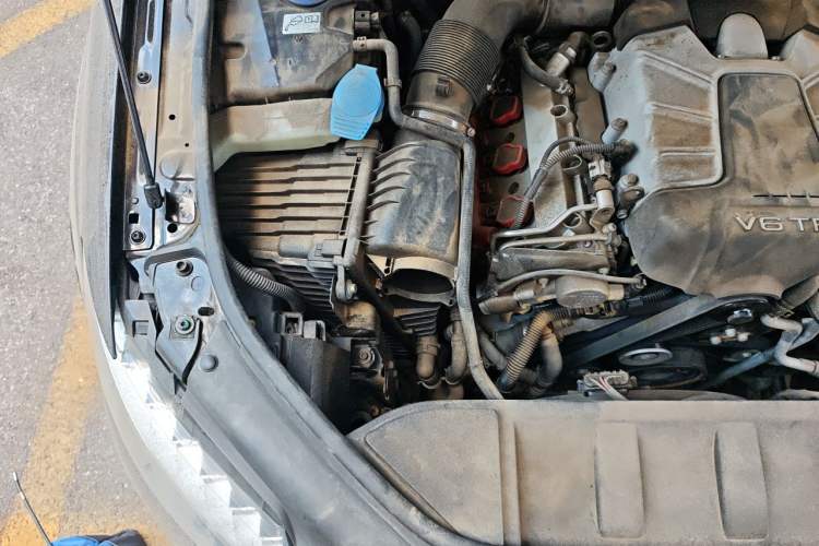Used Audi Q7 2011 3.0 TFSI Comfort (200kW) Engine Bay Right