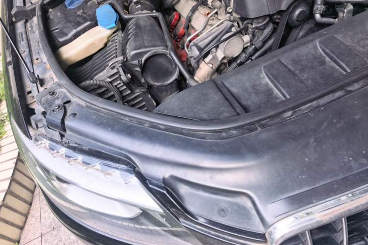 Used Audi Q7 2011 3.0 TFSI Ambition (200kW) Engine Bay Right