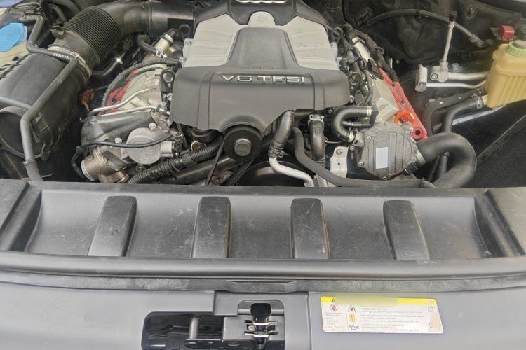 Used Audi Q7 2011 3.0 TFSI Technology (200kW) Engine Bay