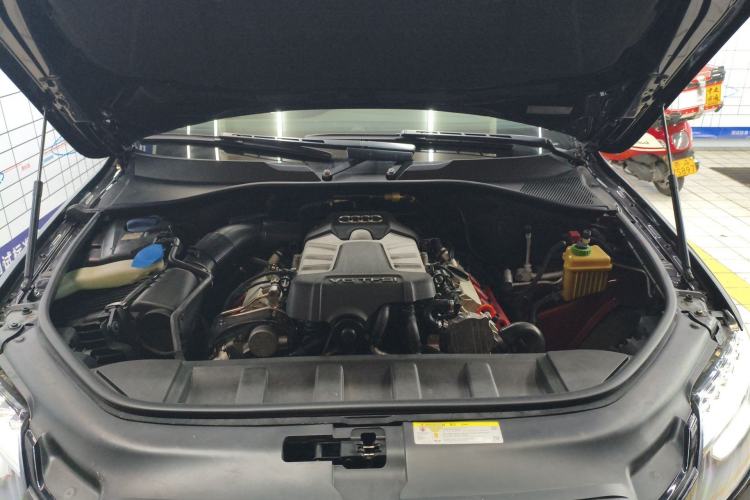 Used Audi Q7  Engine Bay