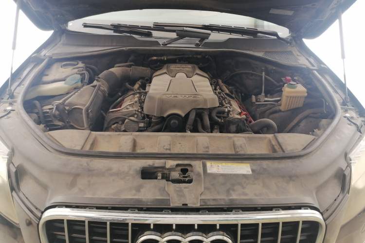 Used Audi Q7  Engine Bay