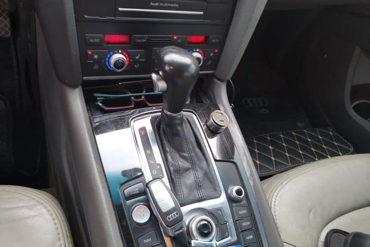 Used Audi Q7 2011 3.0 TFSI Comfort Model (245kW) Gear Lever
