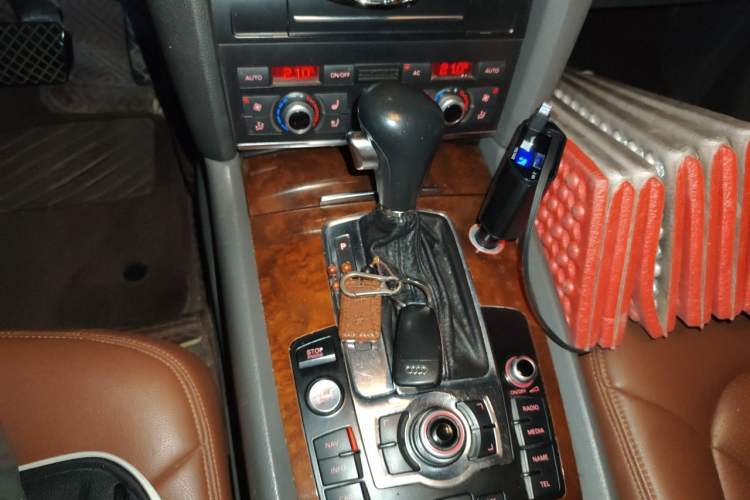 Used Audi Q7 2011 3.0 TFSI Technology (200kW) Gear Lever