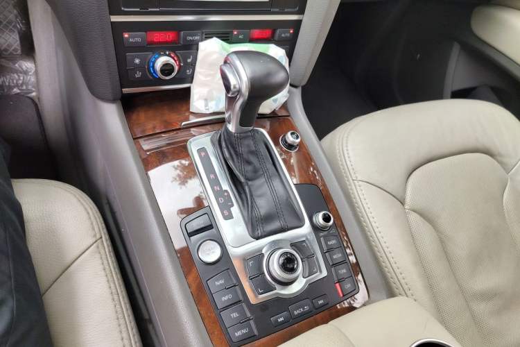 Used Audi Q7 2011 3.0 TFSI Technology Model (245kW) Gear Lever