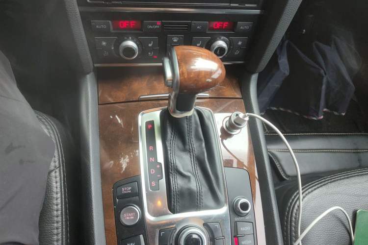 Used Audi Q7 2011 3.0 TFSI Comfort (200kW) Gear Lever