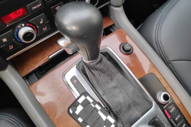 Used Audi Q7 2011 3.0 TFSI Technology Model (245kW) Gear Lever