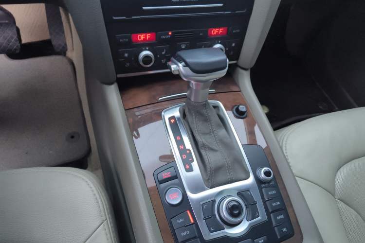 Used Audi Q7 2011 3.0 TFSI Ambition (200kW) Gear Lever