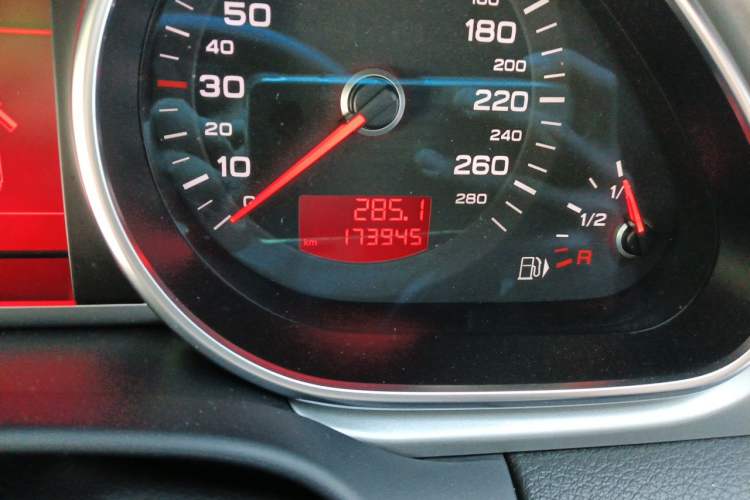 Used Audi Q7 2011 3.0 TFSI Comfort (200kW) Odometer Close Up