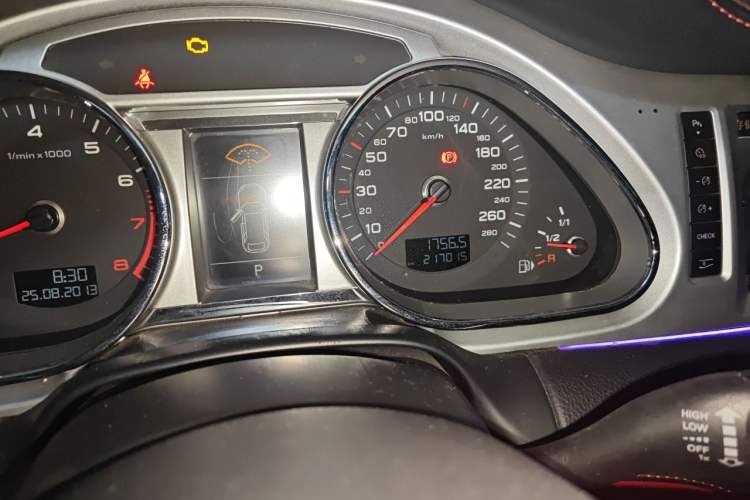 Used Audi Q7 2011 3.0 TFSI Ambition (200kW) Odometer Close Up
