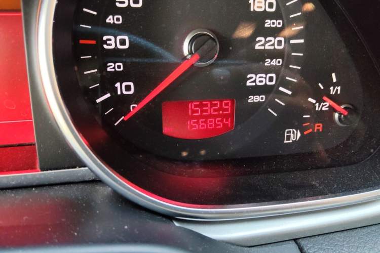 Used Audi Q7 2011 3.0 TFSI Technology (200kW) Odometer Close Up