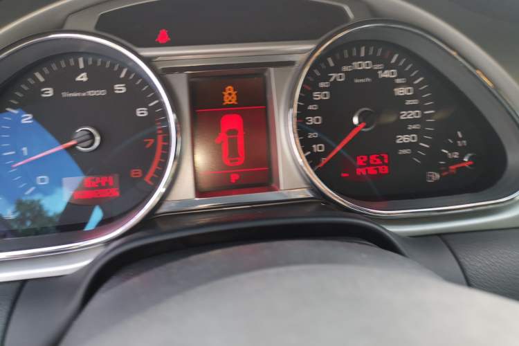 Used Audi Q7 2011 3.0 TFSI Comfort Model (245kW) Odometer Close Up