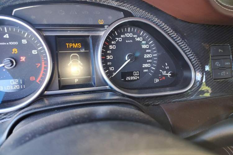 Used Audi Q7 2011 3.0 TFSI Comfort (200kW) Odometer Close Up