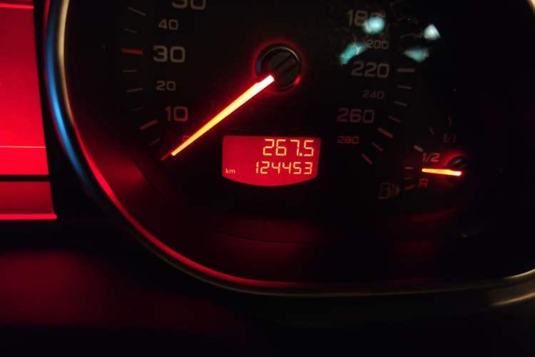 Used Audi Q7 2011 3.0 TFSI Ambition (200kW) Odometer Close Up
