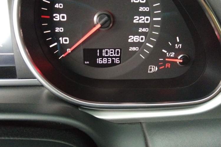Used Audi Q7 2011 3.0 TFSI Comfort (200kW) Odometer Close Up