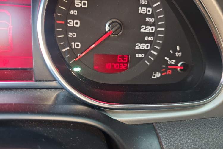 Used Audi Q7 2011 3.0 TFSI Technology Model (245kW) Odometer Close Up