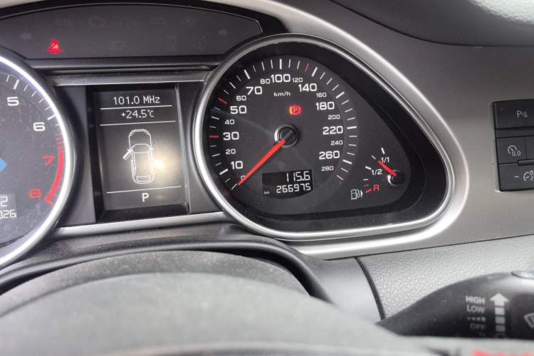 Used Audi Q7 2011 3.0 TFSI Technology (200kW) Odometer Close Up