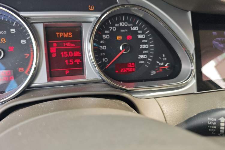 Used Audi Q7 2011 3.0 TFSI Technology (200kW) Odometer Close Up