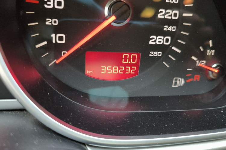 Used Audi Q7 2011 3.0 TFSI Technology (200kW) Odometer Close Up