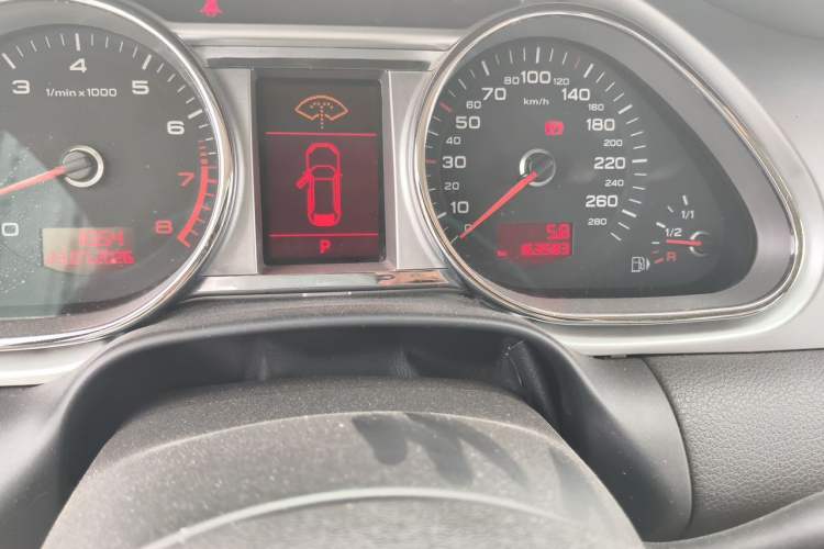 Used Audi Q7 2011 3.0 TFSI Comfort (200kW) Odometer Close Up