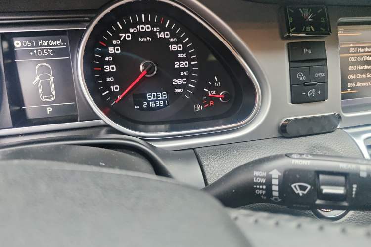 Used Audi Q7 2011 3.0 TFSI Ambition (200kW) Odometer Close Up