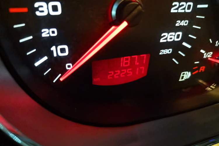 Used Audi Q7 2011 3.0 TFSI Technology (200kW) Odometer Close Up