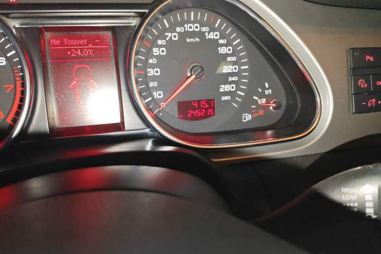 Used Audi Q7 2011 3.0 TFSI Ambition (200kW) Odometer Close Up
