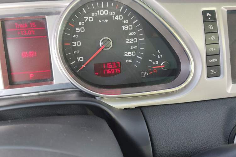 Used Audi Q7 2011 3.0 TFSI Technology Model (245kW) Odometer Close Up