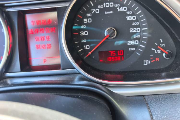 Used Audi Q7 2011 3.0 TFSI Technology (200kW) Odometer Close Up