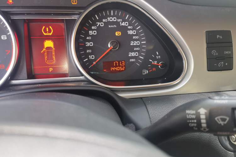 Used Audi Q7 2011 3.0 TFSI Ambition (200kW) Odometer Close Up