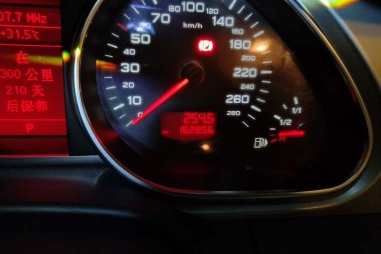 Used Audi Q7 2011 3.0 TFSI Comfort (200kW) Odometer Close Up
