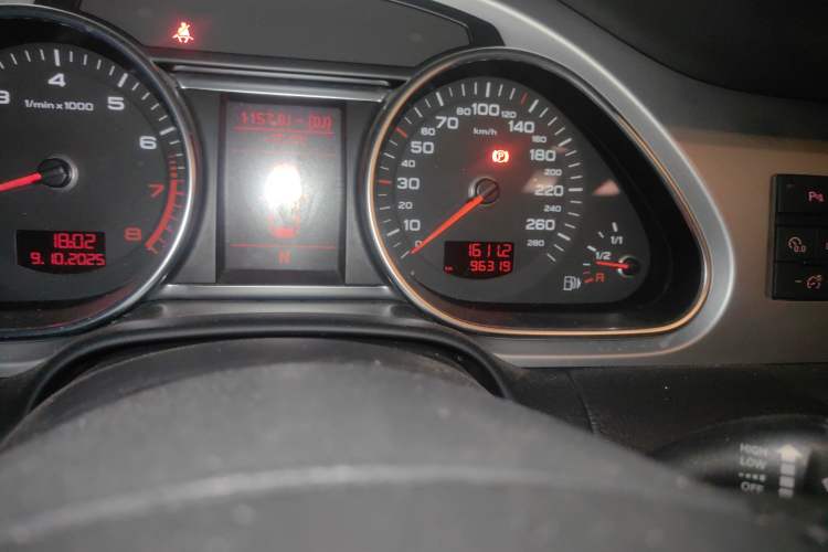 Used Audi Q7 2011 3.0 TFSI Comfort (200kW) Odometer Close Up