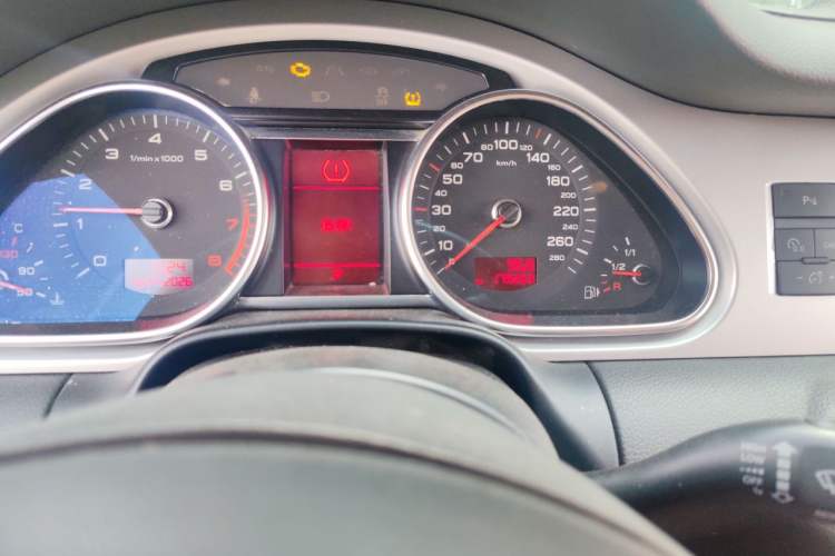 Used Audi Q7 2011 3.0 TFSI Ambition (200kW) Odometer Close Up