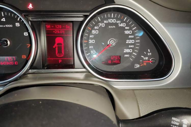 Used Audi Q7 2011 3.0 TFSI Technology (200kW) Odometer Close Up