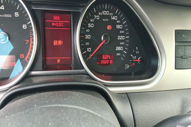 Used Audi Q7 2011 3.0 TFSI Comfort (200kW) Odometer Close Up