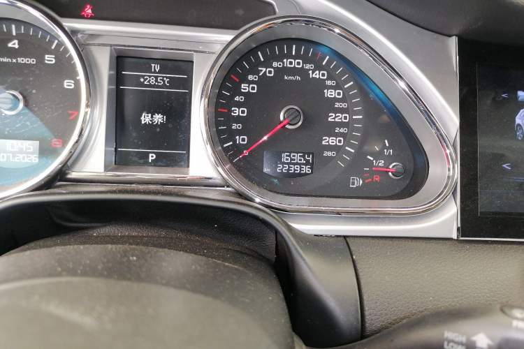Used Audi Q7  Odometer Close Up