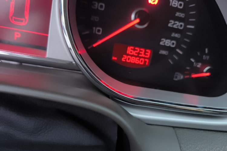 Used Audi Q7 2011 3.0 TFSI Ambition (200kW) Odometer Close Up