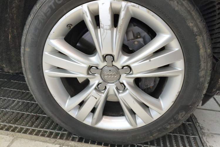 Used Audi Q7  Right Front Wheel Hub