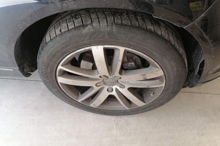 Used Audi Q7  Right Front Wheel Hub