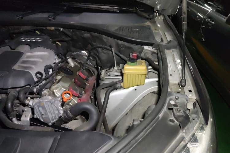 Used Audi Q7 2011 3.0 TFSI Technology (200kW) Engine Bay Left