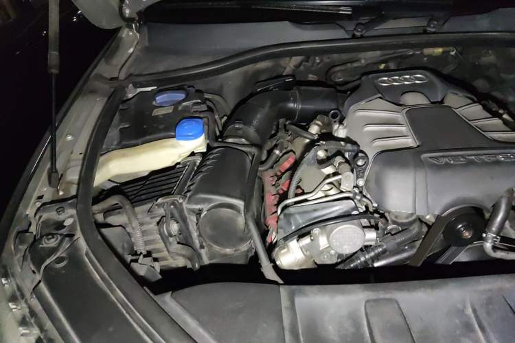 Used Audi Q7 2011 3.0 TFSI Technology (200kW) Engine Bay Right