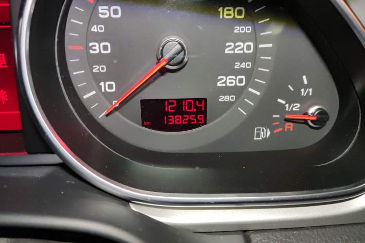Used Audi Q7 2011 3.0 TFSI Technology (200kW) Odometer Close Up