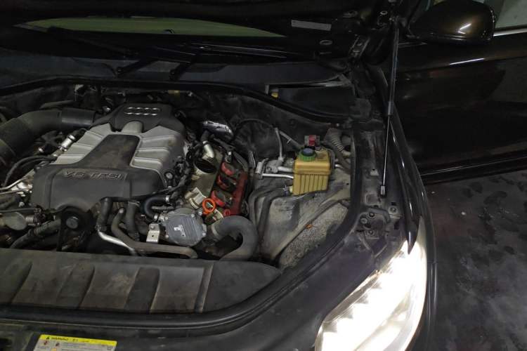Used Audi Q7 2011 3.0 TFSI Comfort (200kW) Engine Bay Left