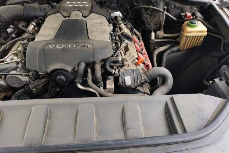 Used Audi Q7 2011 3.0 TFSI Comfort (200kW) Engine Bay Left