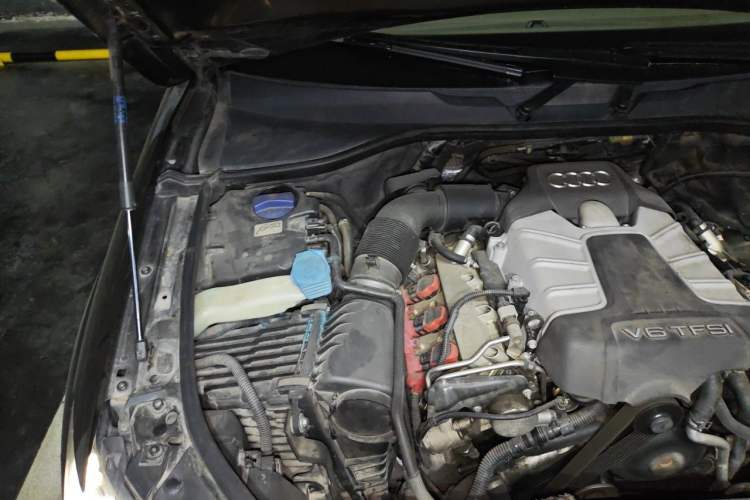 Used Audi Q7 2011 3.0 TFSI Comfort (200kW) Engine Bay Right