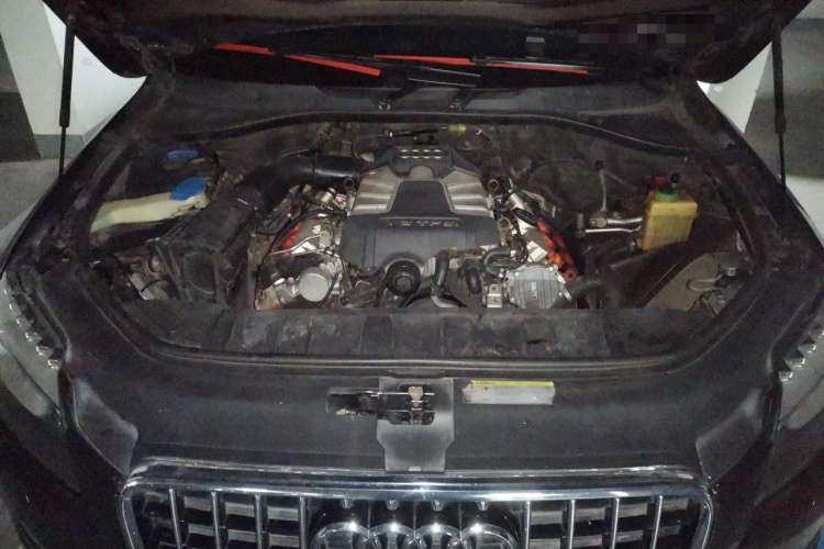 Used Audi Q7 2011 3.0 TFSI Technology (200kW) Engine Bay