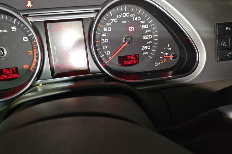 Used Audi Q7 2011 3.0 TFSI Comfort (200kW) Odometer Close Up