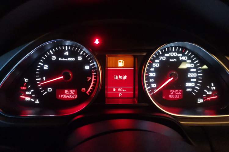 Used Audi Q7 2011 3.0 TFSI Technology (200kW) Odometer Close Up