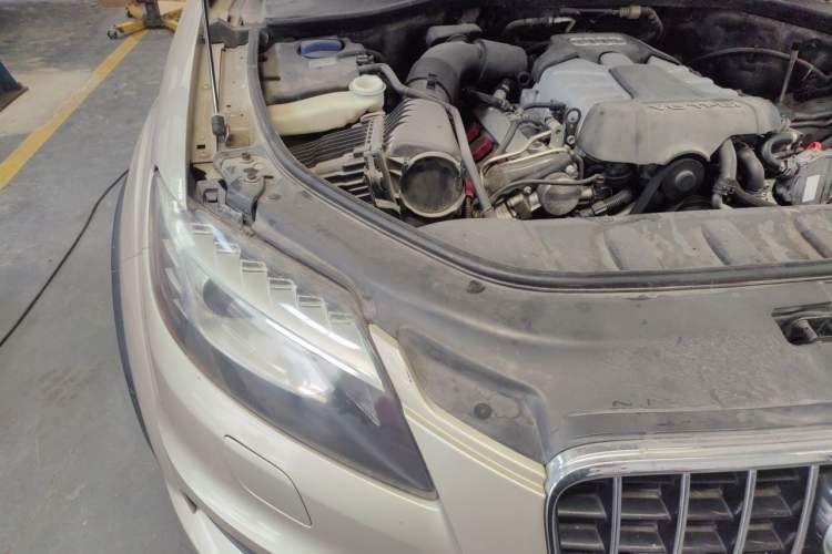 Used Audi Q7 2011 3.0 TFSI Exclusive Edition (200kW) Engine Bay Right