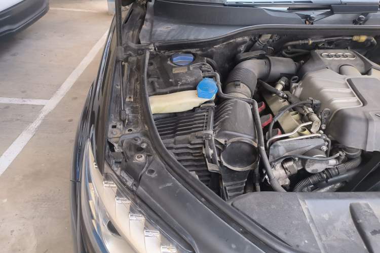 Used Audi Q7 2011 3.0 TFSI Comfort Model (245kW) Engine Bay Right