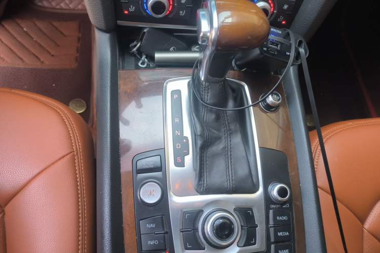 Used Audi Q7 2011 3.0 TFSI Comfort Model (245kW) Gear Lever